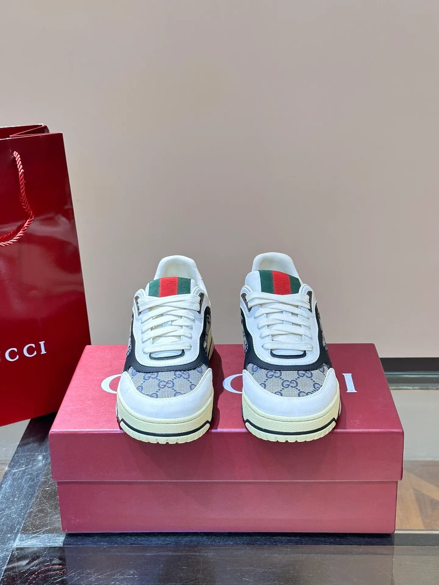 Men's Men's Shoes 💰480 [New Style] 🦨🦨Gucci 𝐆𝐮𝐜𝐜𝐢 𝐑𝐞-𝐖𝐞𝐛 As a sneaker created by Sabato De Sarno for Gucci, the Re-Web series reinterprets the brand's classic stripes, with bold and unique details to set off a modern silhouette design. These shoes are crafted from white leather. This new sneaker is ingeniously decorated with many of the brand's classic details, and is equipped with a bright red and green webbing tongue, which will make people fall in love at first sight. White leather has been specially treated to be soft and shiny, with an embossed grained texture. Script Gucci logo and Interlocking G web label with Interlocking G and script Gucci logo. Rubber outsole with Interlocking G detail eyelets. Web tongue. Size: Female 35-40 (Female 41, 42 customized). Male 38-44 (45, 46 customized)